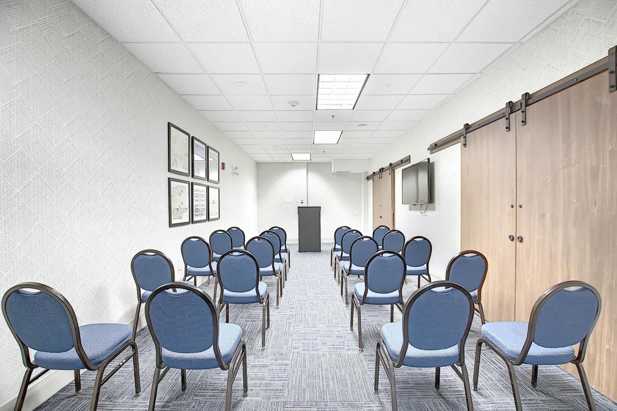 Holiday Inn Express Airport Calgary By Ihg Dış mekan fotoğraf