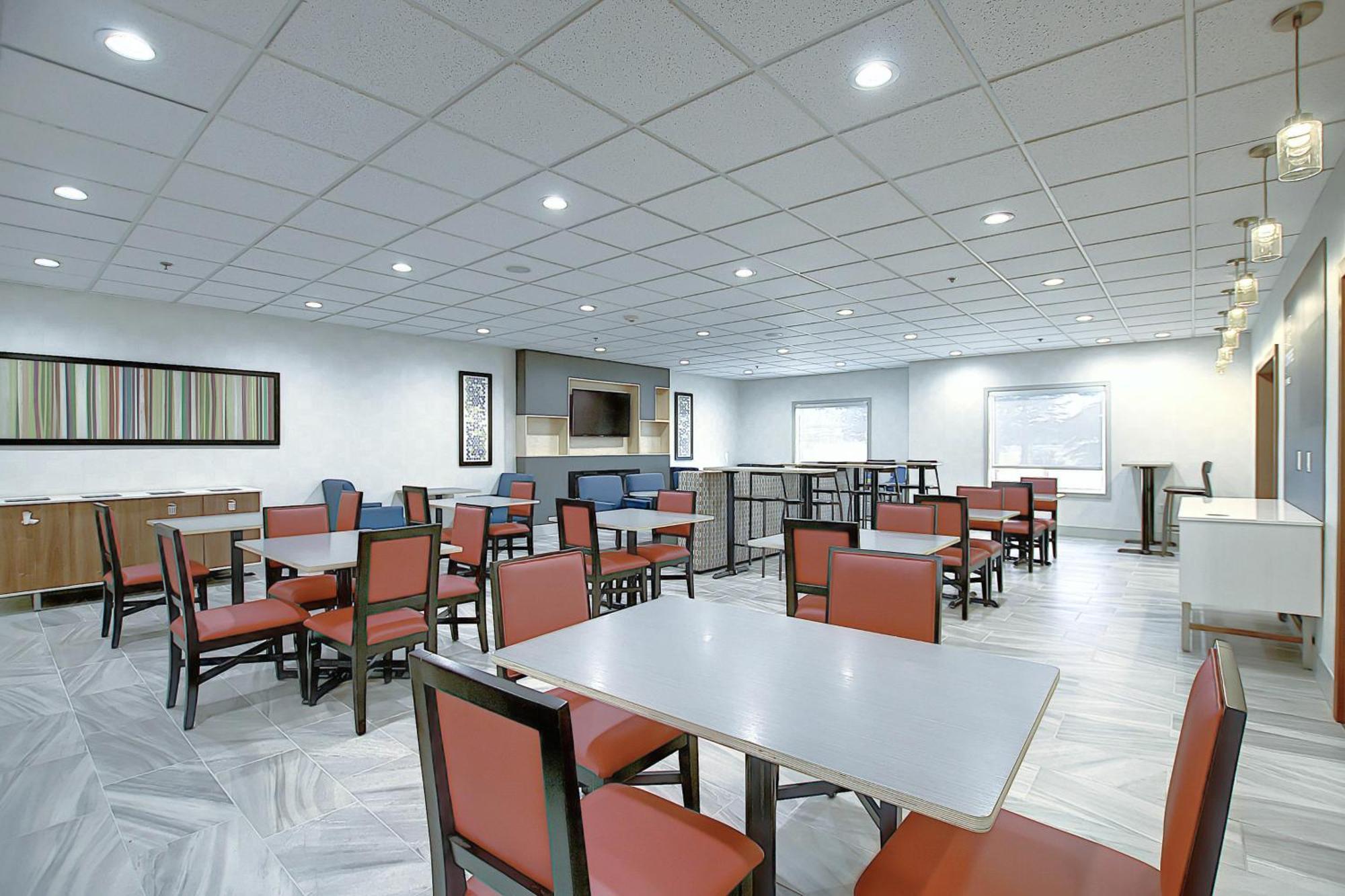 Holiday Inn Express Airport Calgary By Ihg Dış mekan fotoğraf
